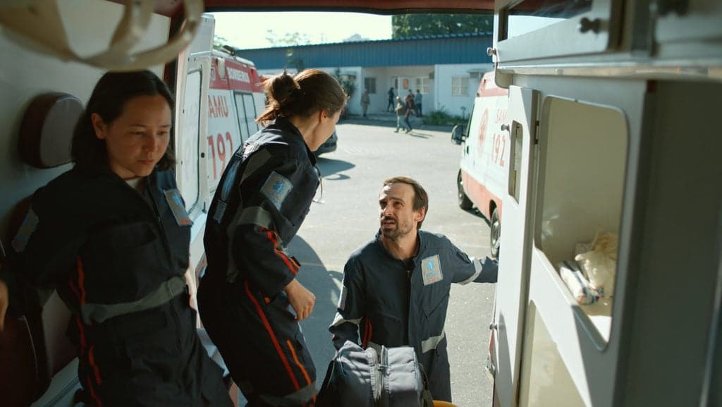 Evandro e Carolina vão viver no limite da tensão na terceira temporada de Sob Pressão; Drica Moraes entra para a série