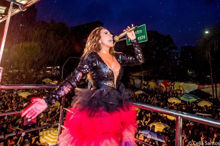 Daniela Mercury encerra carnaval detonando Bolsonaro e recebe declaração de esposa "te amo mais"