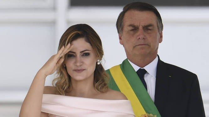 Michelle Bolsonaro vê marido em situação complicada, o leva para o cinema e vai aos prantos após facada