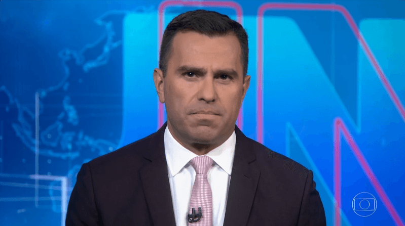 Rodrigo Bocardi comete nova gafe no Jornal Nacional e pede "socorro" ao vivo na Globo