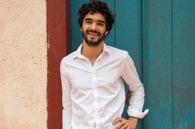 Nova série da Globo terá romance gay entre professor e aluno menor de idade; saiba detalhes