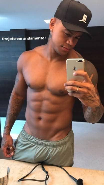 Vídeo amador flagra Léo Santana seminu e pessoas vão à loucura: “p*** marcando pro lado” Vídeo amador flagra Léo Santana seminu e pessoas vão à loucura: “p*** marcando pro lado”