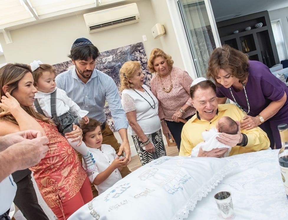 Após nascimento do filho, Patricia Abravanel não se segura e mostra cerimônia íntima com presença de Silvio Santos