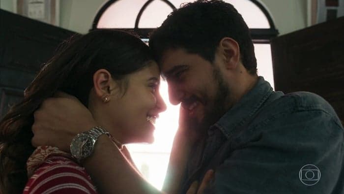 Laila (Julia Dalavia) e Jamil (Renato Góes) em cena de Órfãos da Terra (Foto: Reprodução/Globo) Laila (Julia Dalavia) e Jamil (Renato Góes) em cena de Órfãos da Terra (Foto: Reprodução/Globo)