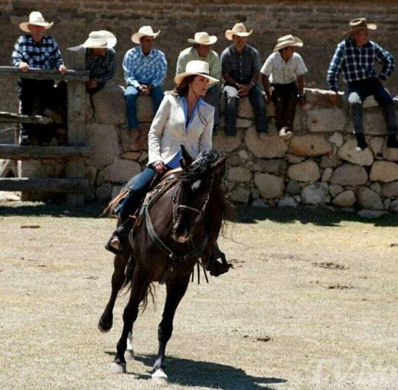 Valantina Vilalba (Lucero) no cavalo em Soy Tua Duena (Foto: Reprodução) Valantina Vilalba (Lucero) no cavalo em Soy Tua Duena (Foto: Reprodução)