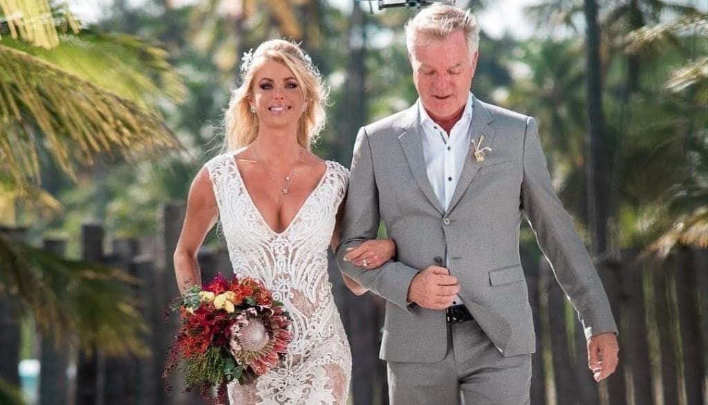 Pai de Caroline Bittencourt nega que a filha tenha pulado no mar para resgatar cachorro e revela a verdade