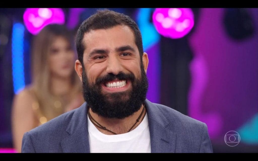 Kaysar revela que mete a língua em beijos em novela: 'Beijo do jeito que eu sei'