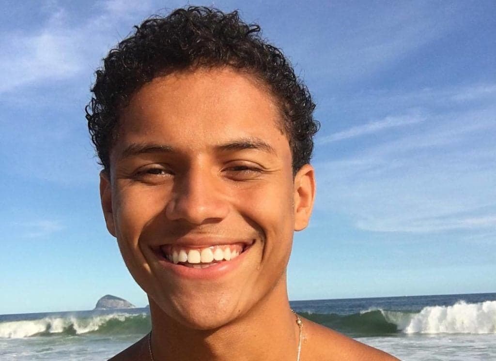 Após público pedir para sair do armário, ex-BBB Danrley surge em viagem dando beijão