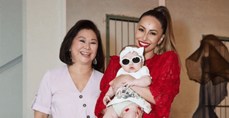 Usando utensílio chamativo, Zoe encanta ao lado de Sabrina Sato; confira a foto
