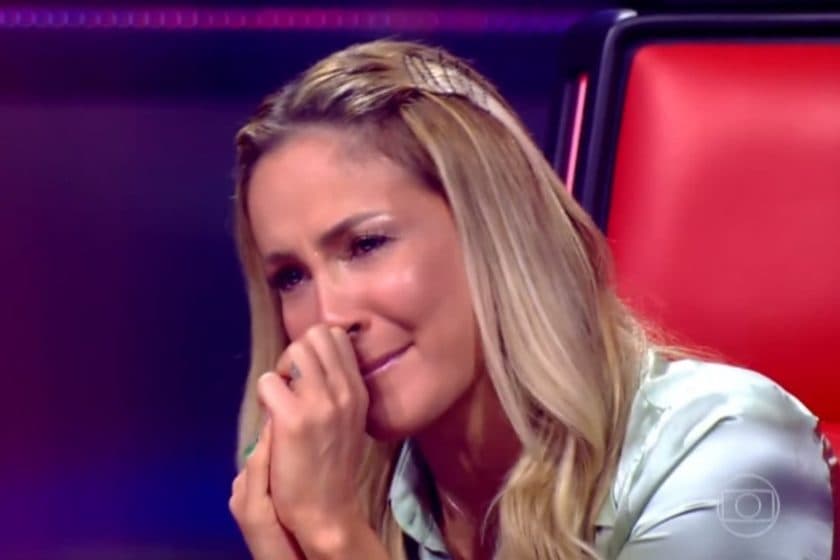 Claudia Leitte é detonada após foto de batismo e dispara que "não tem religião"
