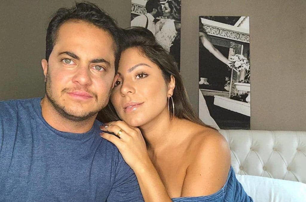Thammy Miranda tira foto com a mão na barriga da esposa e fãs pegam o recado: "Bebê a bordo"