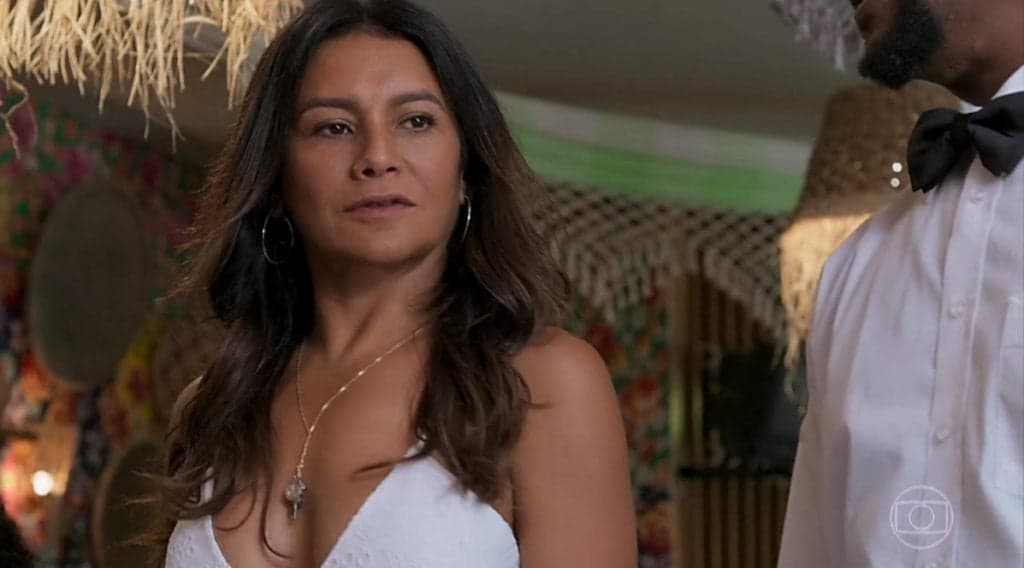 Dira Paes resolve ir embora de evento de metrô e dá show com atitude no meio da plataforma