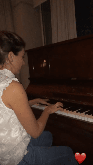 Rebeca Abravanel tocando piano (Foto: Reprodução/ Instagram) Rebeca Abravanel tocando piano (Foto: Reprodução/ Instagram)