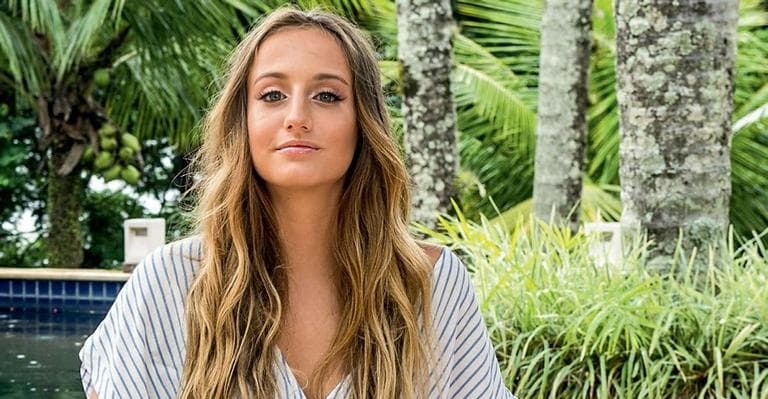 Bruna Griphao posa de biquíni, exibe corpão ao lado de amiga e detalhe chama atenção