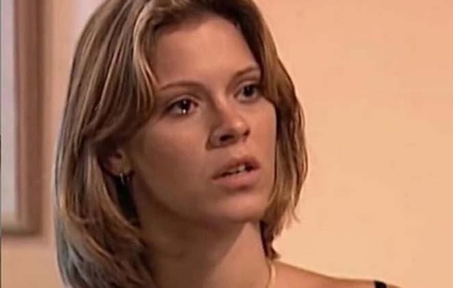 Carolina Dieckmann compartilha foto relaxando, detalhe chama a atenção de internautas e atriz é questionada sobre uso de maconha