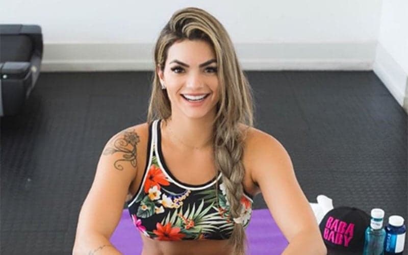 Kelly Key choca ao aparecer usando cadeira de rodas