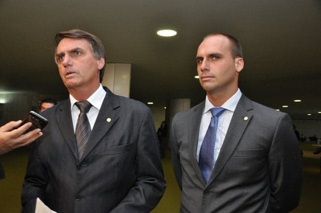 Eduardo Bolsonaro vai se casar e pediu dinheiro aos convidados (Foto: Reprodução) Eduardo Bolsonaro vai se casar e pediu dinheiro aos convidados (Foto: Reprodução)