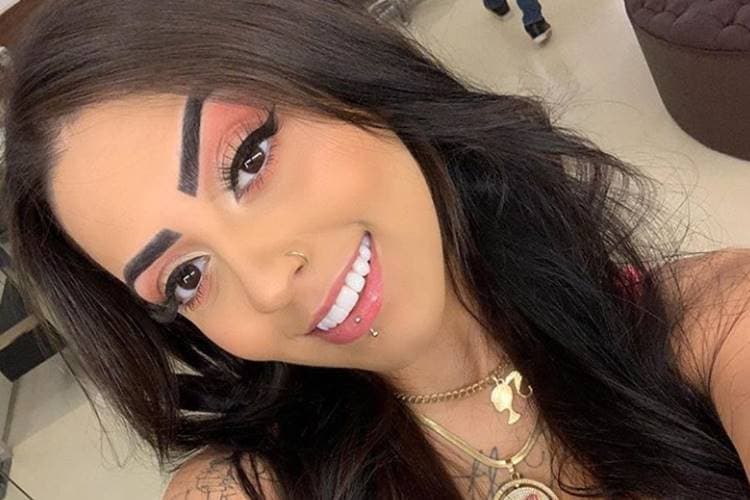 MC Mirella faz clique ousado, mostra metade dos seios e fãs vão a loucura