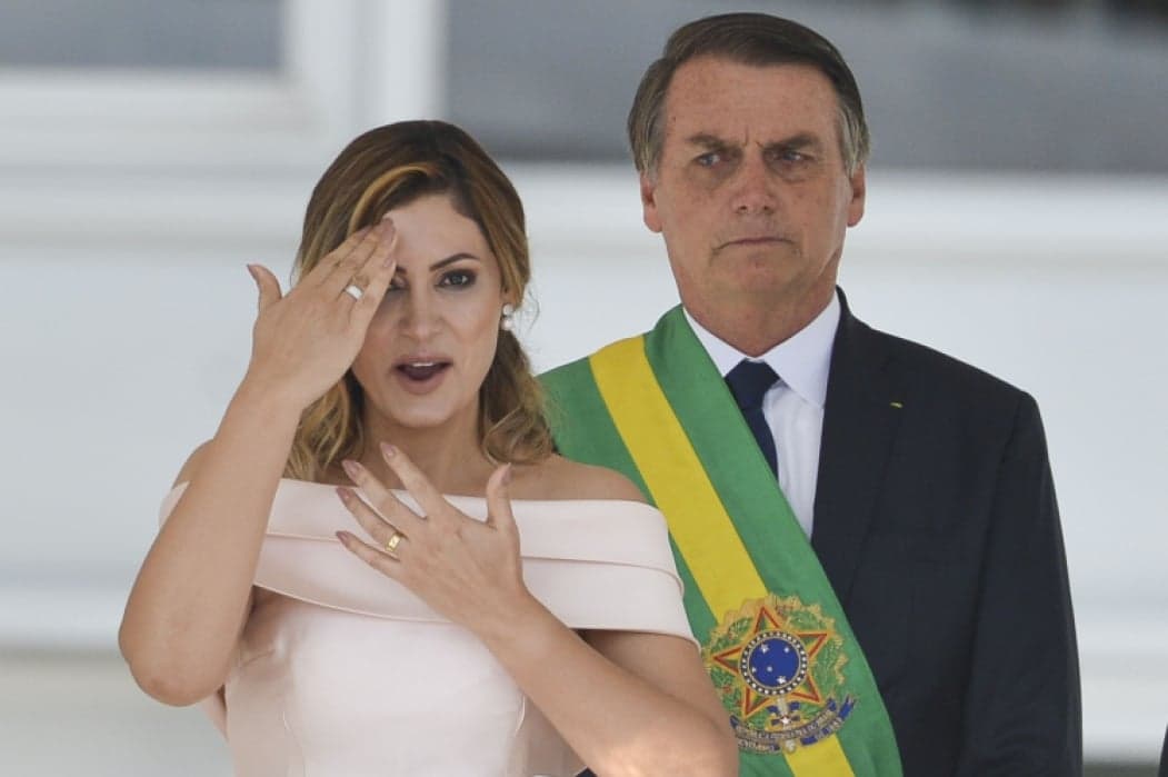 Michelle Bolsonaro ao lado do presidente Bolsonaro durante posse (Foto: Reprodução) Michelle Bolsonaro ao lado do presidente Bolsonaro durante posse (Foto: Reprodução)