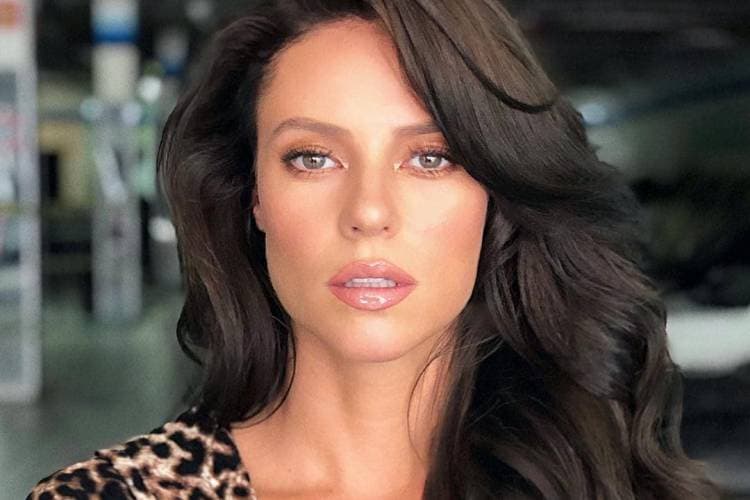Paolla Oliveira vai a lançamento de A Dona do Pedaço, look rouba a cena e divide opiniões