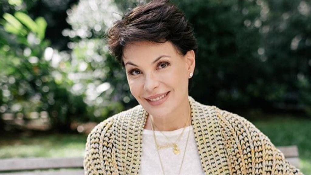Longe das telinhas e movendo processo contra a Globo, Carolina Ferraz mostra sua casa e suas íntimidades