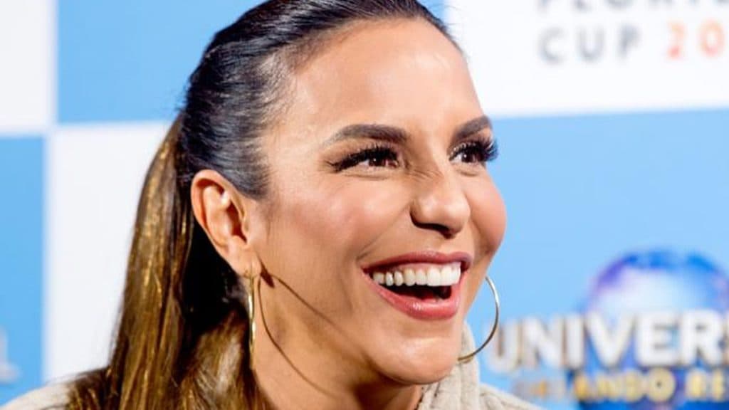 Ivete Sangalo surge de biquíni em paisagem paradisíaca e boa forma aos 47 anos impressiona