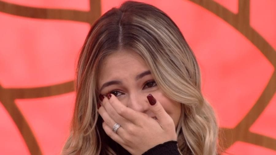 Klara Castanho prova que cresceu, surge com micro biquíni e expõe briga feia com a mãe