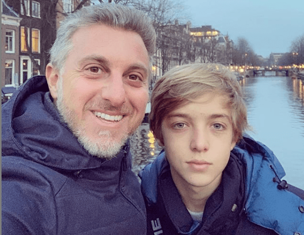 Gente como a gente! Luciano Huck é flagrado andando de metrô com o filho mais velho, Joaquim