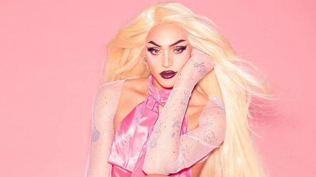 Pabllo Vittar aparece com o bumbum em foto e causa espanto em obra de arte