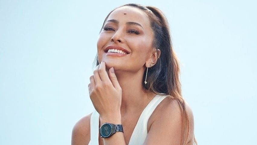 Sabrina Sato surge deslumbrante em desfile e surpreende com barriga chapada apenas 6 meses após gravidez