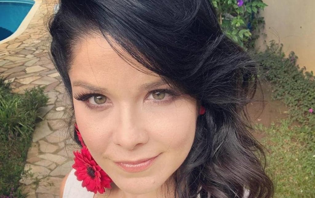 Samara Felippo, após ser acusada de odiar as filhas, minimiza críticas e sensualiza na web