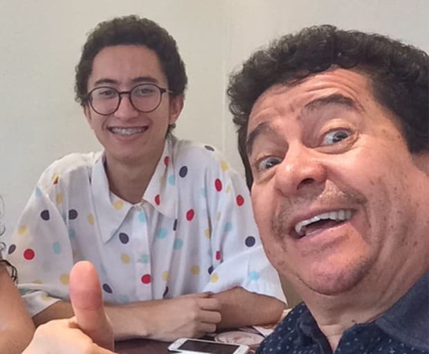 Solimões e o filho . Sertanejo Famoso relembrou luta contra o vício que quase tirou sua vida e chocou o público do programa Domingo Show com relato (Foto: Instagram) Solimões e o filho . Sertanejo Famoso relembrou luta contra o vício que quase tirou sua vida e chocou o público do programa Domingo Show com relato (Foto: Instagram)