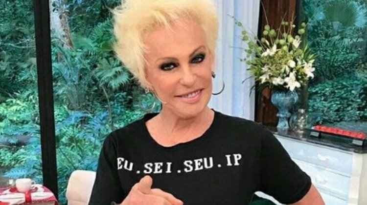 Ana Maria Braga e sua camiseta diferentona nos bastidores do Mais Você da Globo Ana Maria Braga e sua camiseta diferentona nos bastidores do Mais Você da Globo