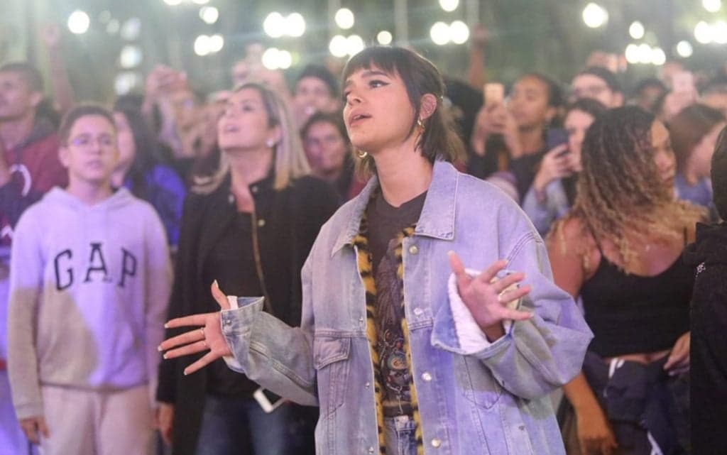 Após turbulência na vida, Bruna Marquezine se entrega a Jesus, é flagrada em show gospel e adota novo visual