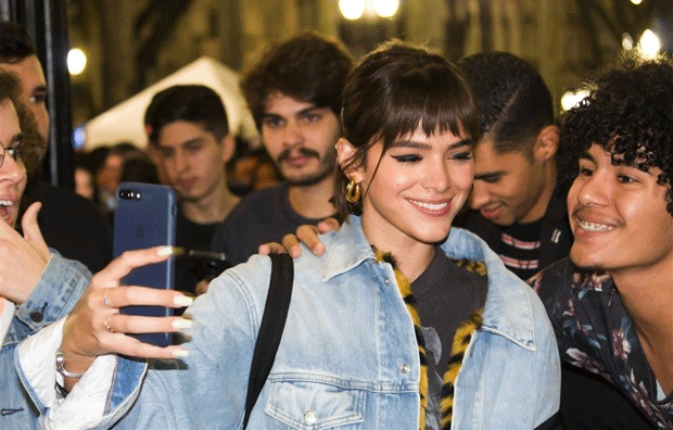 Em show de Priscila Alcântara, atriz Global atende fãs n Virada Cultural de São Paulo (Foto: Patrícia Devoraes/Guilherme Mendes / AgNews)