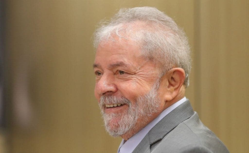 Lula deixa a prisão em Curitiba e famosos comemoram a soltura do ex-presidente do Brasil