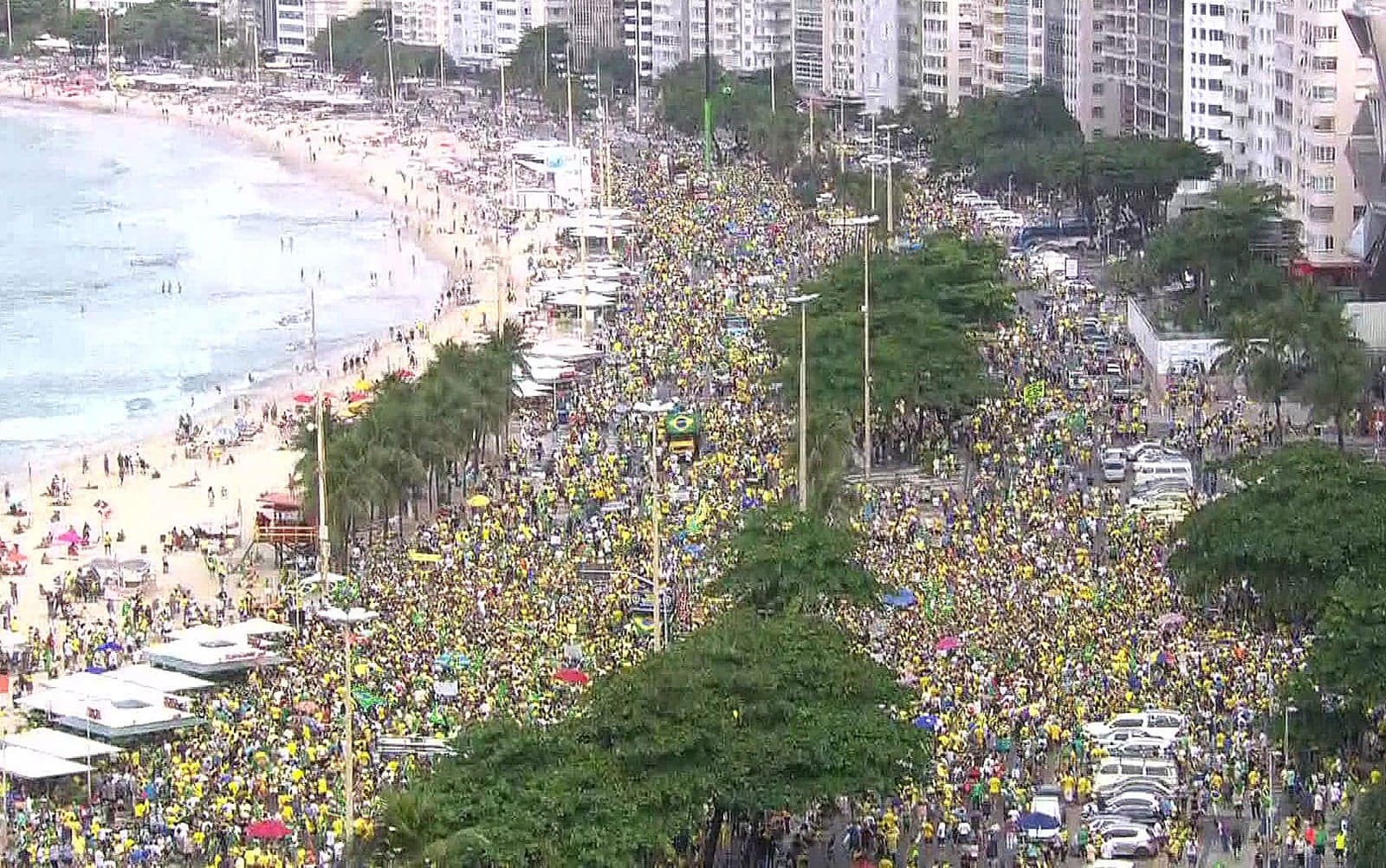 Rio de Janeiro, 12h20: Manifestantes reunidos na orla de Copacabana em defesa do presidente Jair Bolsonaro e das medidas do governo — Foto: Reprodução/GloboNews