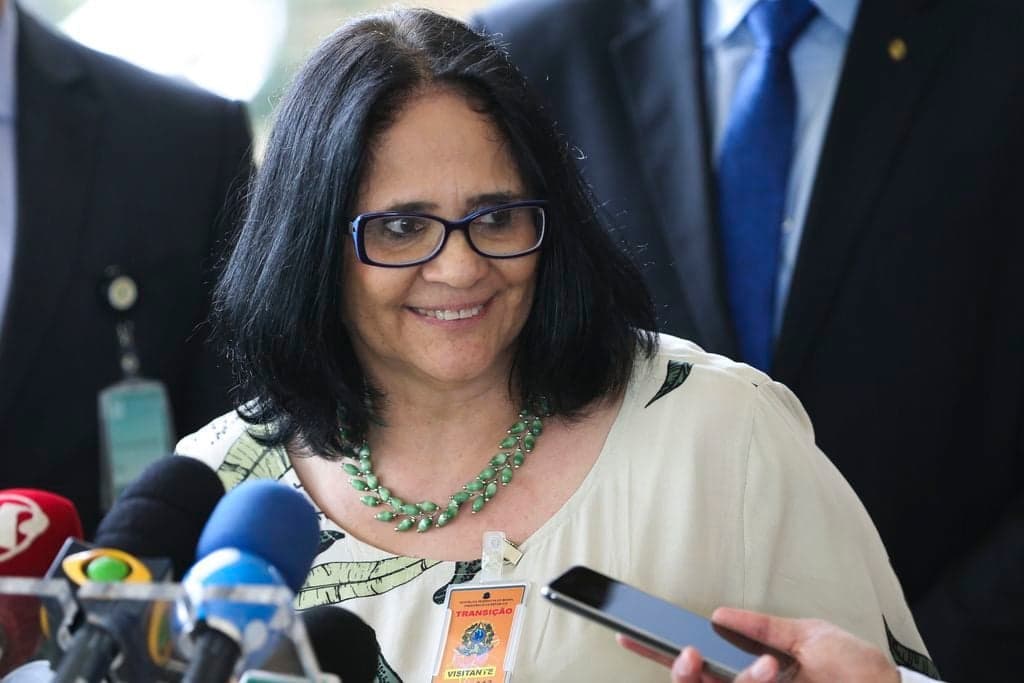 Ministra Damares tira famosa do armário, expõe beijo gay pra todo o Brasil e gera revolta