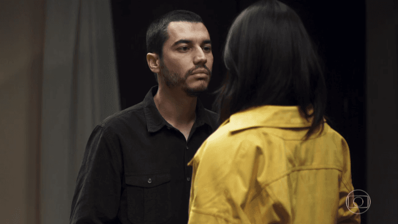 Camilo (Lee Taylor) aterroriza Vivi (Paolla Oliveira) em A Dona do Pedaço após traição (Foto: Reprodução/Globo) Camilo (Lee Taylor) aterroriza Vivi (Paolla Oliveira) em A Dona do Pedaço após traição (Foto: Reprodução/Globo)