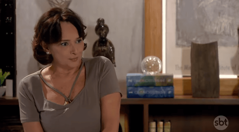 Ruth (Myrian Rios) em cena na novela As Aventuras de Poliana, do SBT, dará notícia trágica para os alunos. (Foto: Reprodução) Ruth (Myrian Rios) em cena na novela As Aventuras de Poliana, do SBT, dará notícia trágica para os alunos. (Foto: Reprodução)