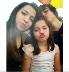 Os três irmãos; Camilla, Rafael Miguel e sua irmã mais nova (Retratos antigos da família Miguel (Foto Reprodução/Instagram) Os três irmãos; Camilla, Rafael Miguel e sua irmã mais nova (Retratos antigos da família Miguel (Foto Reprodução/Instagram)