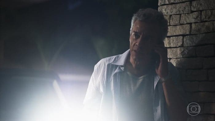 Cosme (Osvaldo Mil) vai tentar matar Vivi (Paolla Oliveira) em A Dona do Pedaço (Foto: Reprodução/Globo) Cosme (Osvaldo Mil) vai tentar matar Vivi (Paolla Oliveira) em A Dona do Pedaço (Foto: Reprodução/Globo)