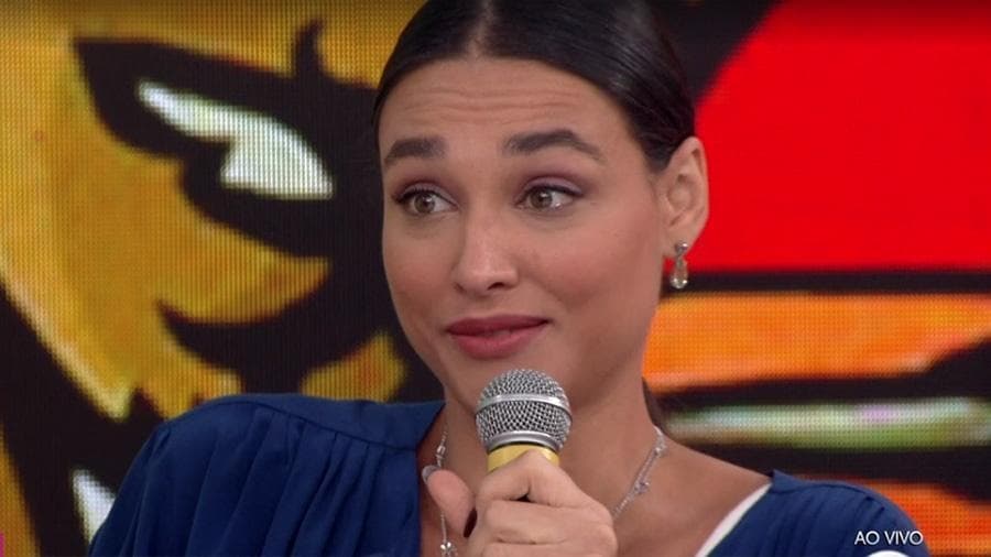 Débora Nascimento revelou que já ficou com mulher (Foto: Reprodução/Globo) Débora Nascimento revelou que já ficou com mulher (Foto: Reprodução/Globo)