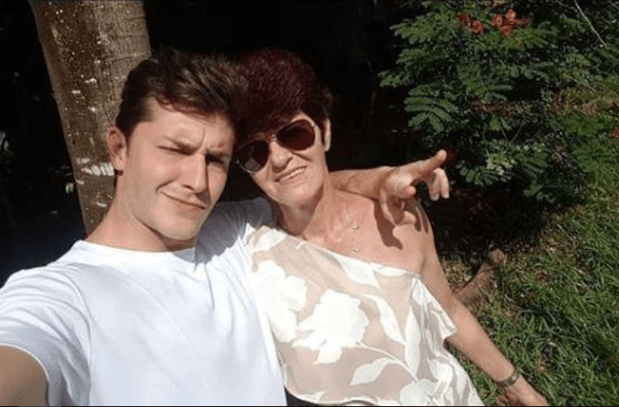 O ator da Globo, Klebber Toledo, junto com a mãe de sua esposa Camila Queiroz (Foto Reprodução)