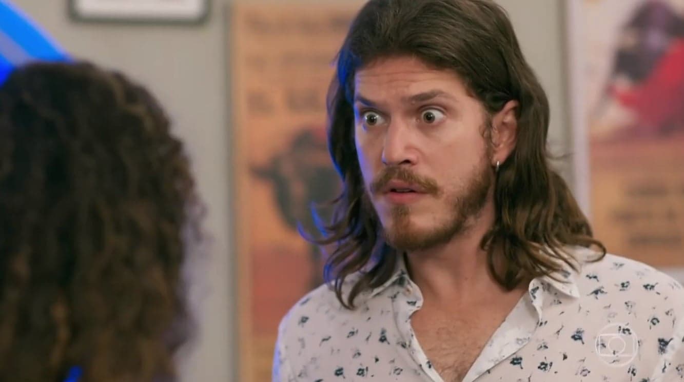 Quinzinho (Caio Paduan) não aguentará mais esconder a verdade de todos na novela Verão 90 da Globo Quinzinho (Caio Paduan) não aguentará mais esconder a verdade de todos na novela Verão 90 da Globo