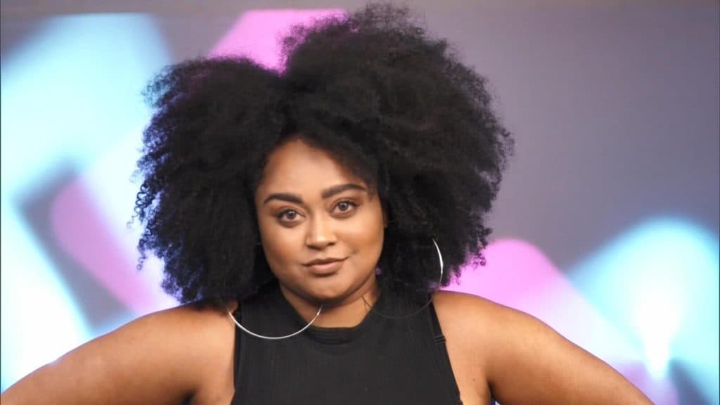 Rízia, ex-BBB, eleva temperatura ao surgir em momento íntimo com o namorado: "Pega fogo"