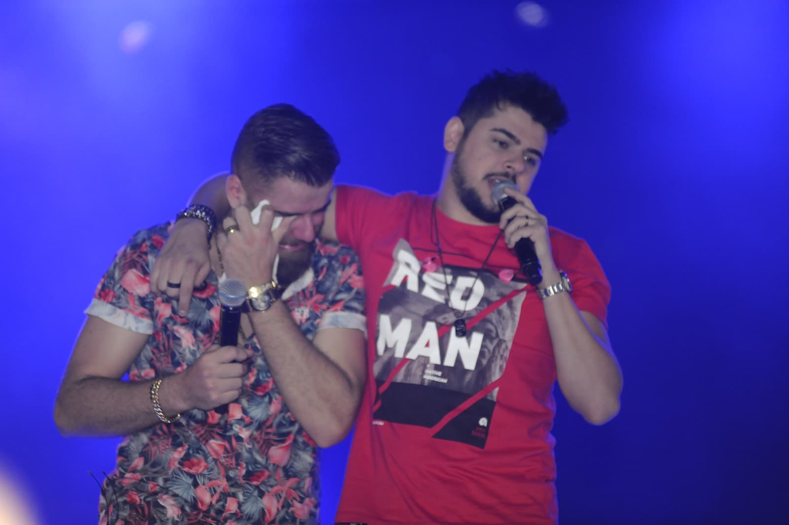 Zé Neto se emocionou durante apresentação na Festa do Peão de Americana — (Foto: Júlio Cesar Costa/G1) Zé Neto se emocionou durante apresentação na Festa do Peão de Americana — (Foto: Júlio Cesar Costa/G1)