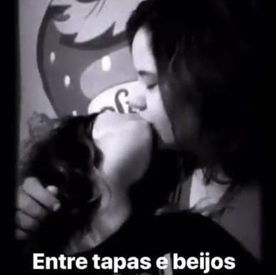 A ex-atriz da Globo, Ana Karolina Lannes ou Karol Lennes da beijaço na namorada e agita a web (Foto: Reprodução/Instagram) A ex-atriz da Globo, Ana Karolina Lannes ou Karol Lennes da beijaço na namorada e agita a web (Foto: Reprodução/Instagram)