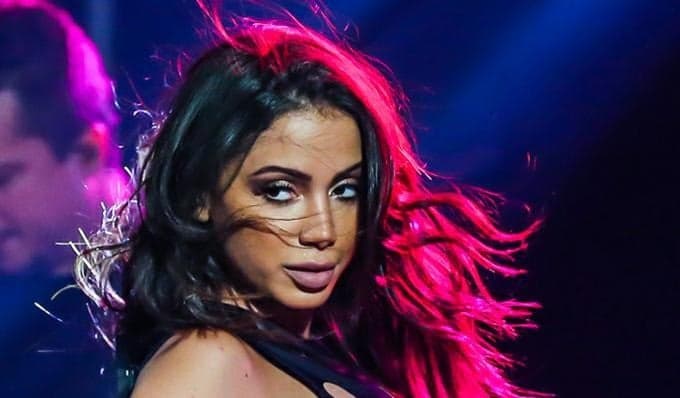 Anitta realiza mudança radical, abre mão de profissão, passa o bastão e explica motivo: "muito cansaço"