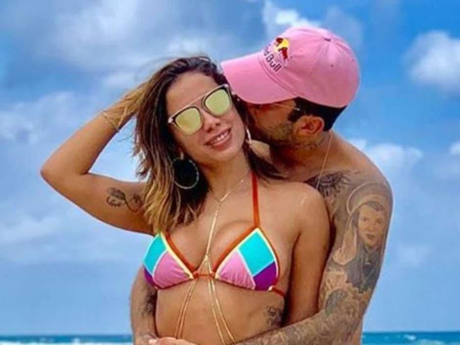 A cantora Anitta flagrou o ex-marido da atriz da Globo, Luana Piovani, Pedro Scooby em momento delicado na cama (Foto Reprodução/Instagram) A cantora Anitta flagrou o ex-marido da atriz da Globo, Luana Piovani, Pedro Scooby em momento delicado na cama (Foto Reprodução/Instagram)